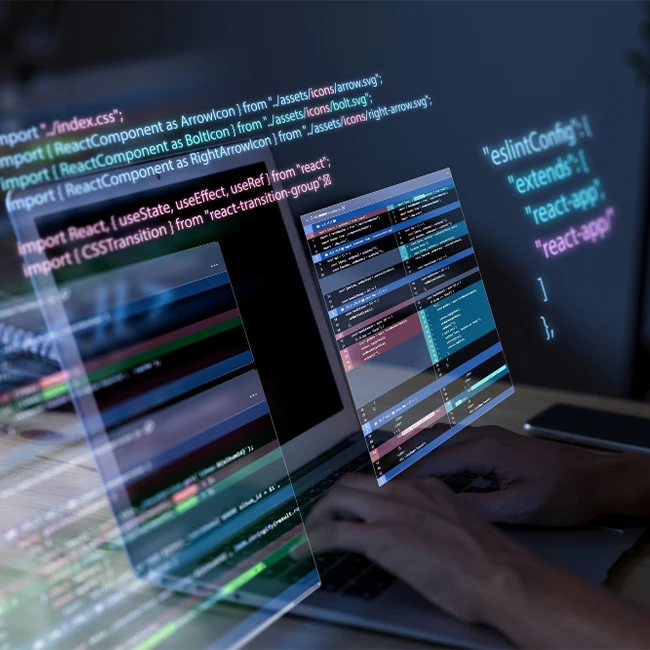 Dezvoltator lucrând la codul sursă React, cu segmente de cod holografice proiectate în fața ecranului laptopului, subliniind programarea și dezvoltarea software.